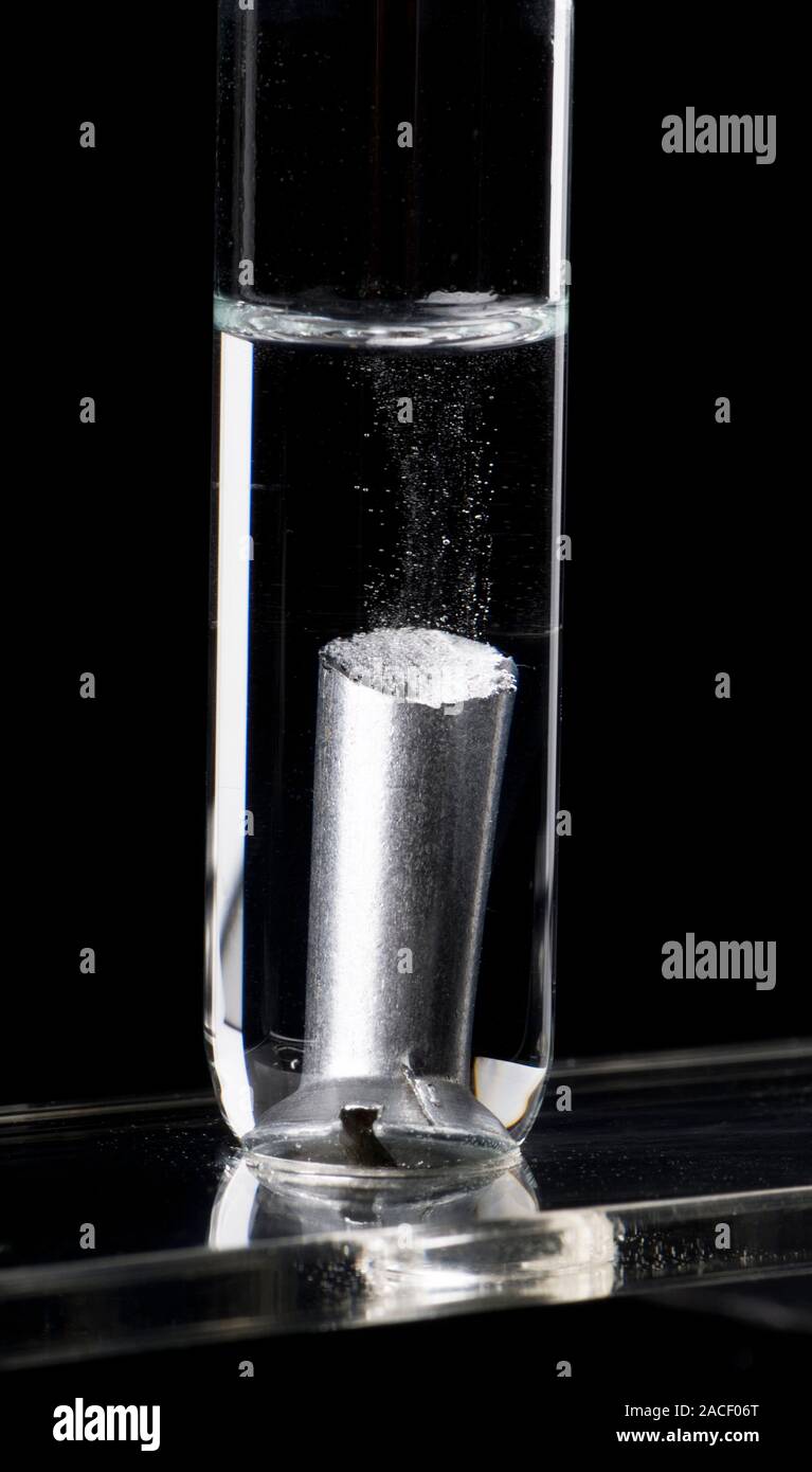 El hierro reacciona con el ácido clorhídrico. Esta reacción conduce a la  formación de cloruro de hierro y el hidrógeno, que se propaga como un gas  Fotografía de stock - Alamy
