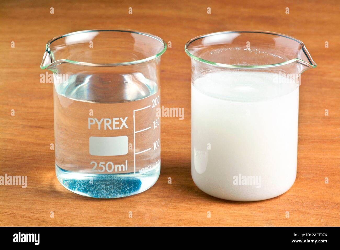 Óxido dinámica Menos Sal y tiza en vasos de agua. Sal (cloruro de sodio, NaCl) es soluble en agua  (izquierda) y así se disuelve para formar una solución incolora. Chalk (cal  Fotografía de stock -