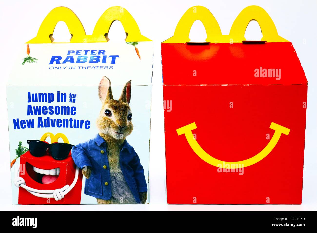 Happy Meal de McDonald's en caja de cartón con Peter Rabbit 2018 película  de dibujos animados. McDonald's es una cadena de restaurantes de comida  rápida Fotografía de stock - Alamy