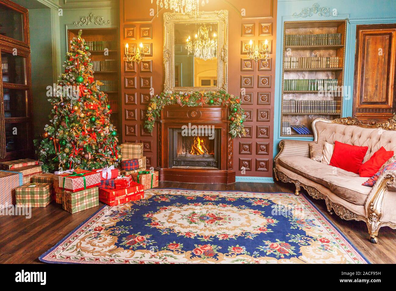 Año Nuevo Navidad clásica decoración interior casa habitación biblioteca  con chimenea. Árbol de Navidad con adornos de ornamento rojo. Moderno  apartamento de diseño de interiores de estilo clásico. En la víspera de