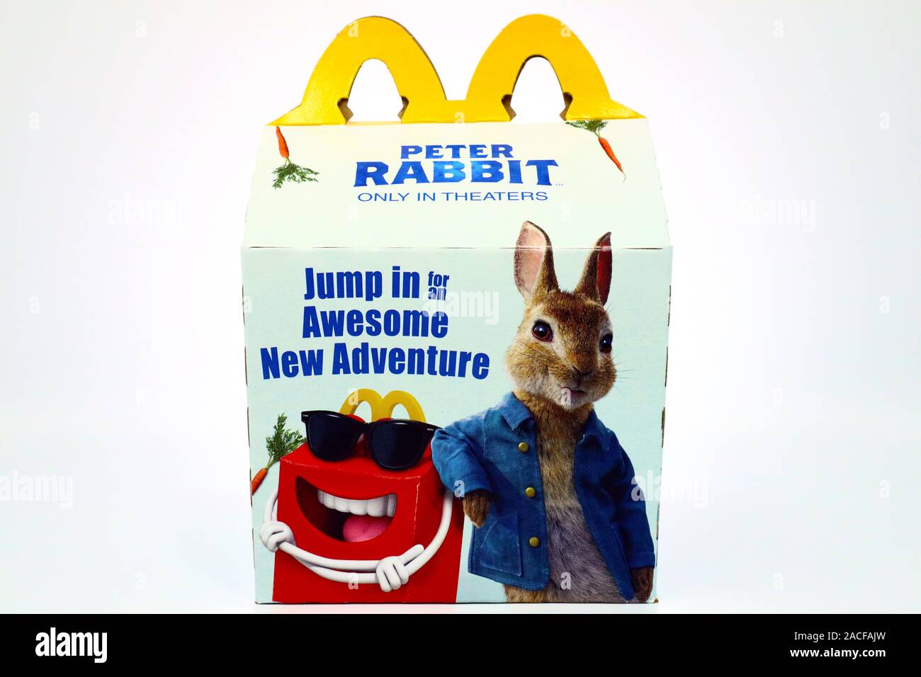 Happy Meal de McDonald's en caja de cartón con Peter Rabbit 2018 película  de dibujos animados. McDonald's es una cadena de restaurantes de comida  rápida Fotografía de stock - Alamy