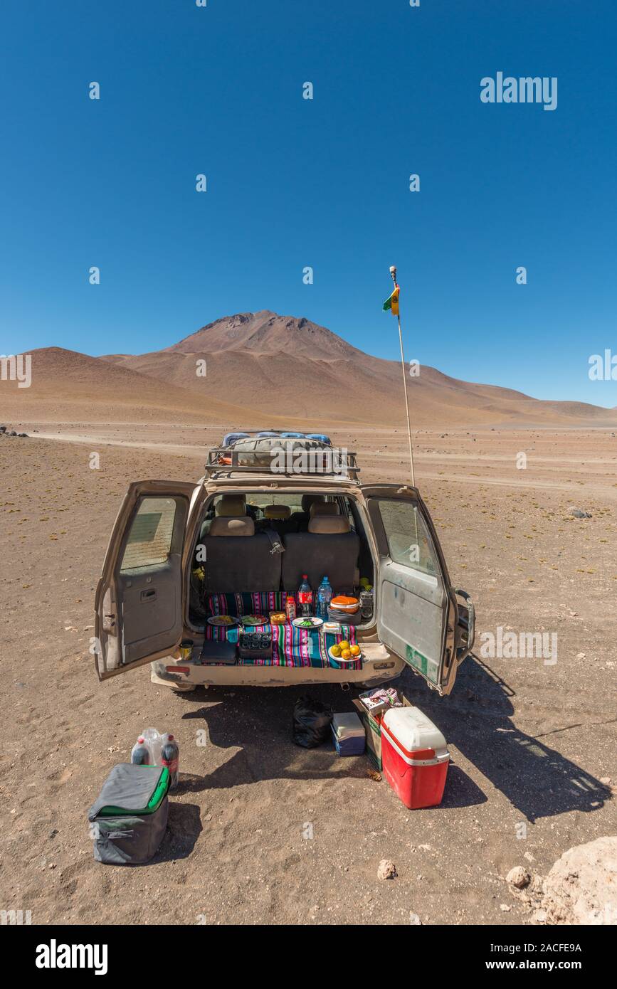 Picnic, el Parque Nacional o Reserva Nacional de Fauna Andina Eduardo Avaroa, en el departamento de Potosí, sudoeste de Bolivia, Altiplano Meridional, América Latina Foto de stock