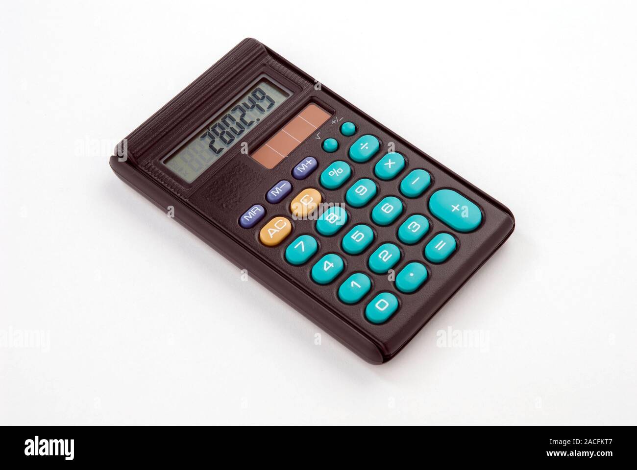 Calculadora de energía solar. Esta calculadora utiliza una célula  fotovoltaica (oro centro superior) para convertir la luz solar en energía  eléctrica que utiliza para pow Fotografía de stock - Alamy