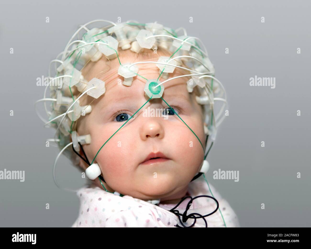 Bebe Electroencefalografia 6 Meses De Edad Estudiados Por No Invasivos De Electroencefalografia Eeg Utilizando Una Malla Para El Cabello Especialmente Construidas Este Fotografia De Stock Alamy