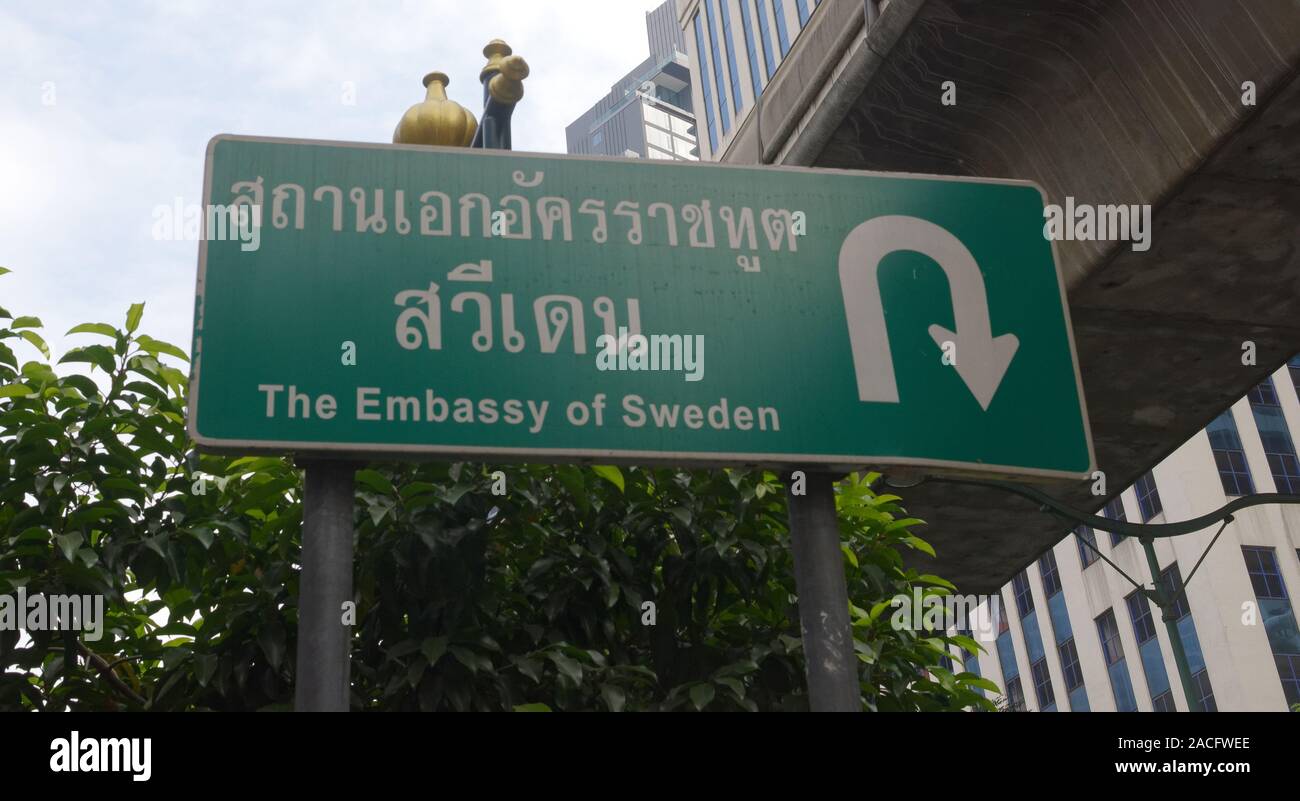 Cartel en la calle Sukhumvit Road asesorar a un giro de 180º por delante de la embajada sueca en Bangkok, Tailandia Foto de stock
