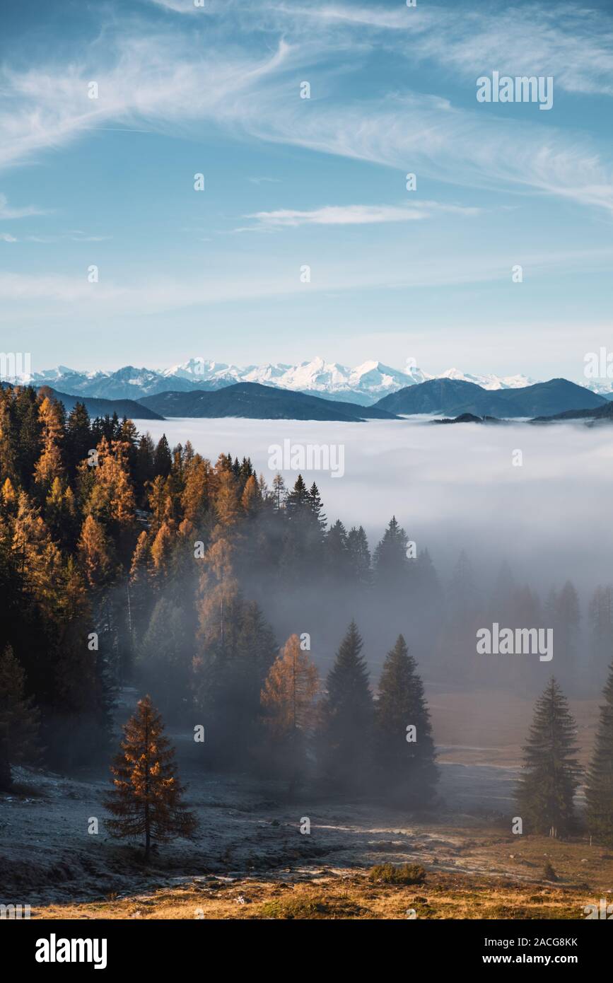 Nube moqueta encima Alpes Austriacos cerca de Filzmoos, Salzburgo, Austria Foto de stock