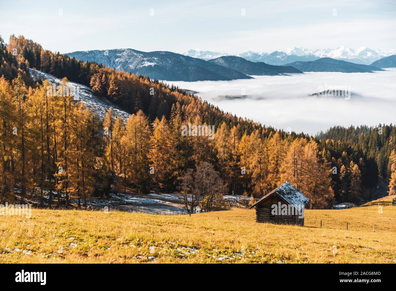 Cabaña de madera en los Alpes austriacos, cerca de Filzmoos, Salzburgo, Austria Foto de stock