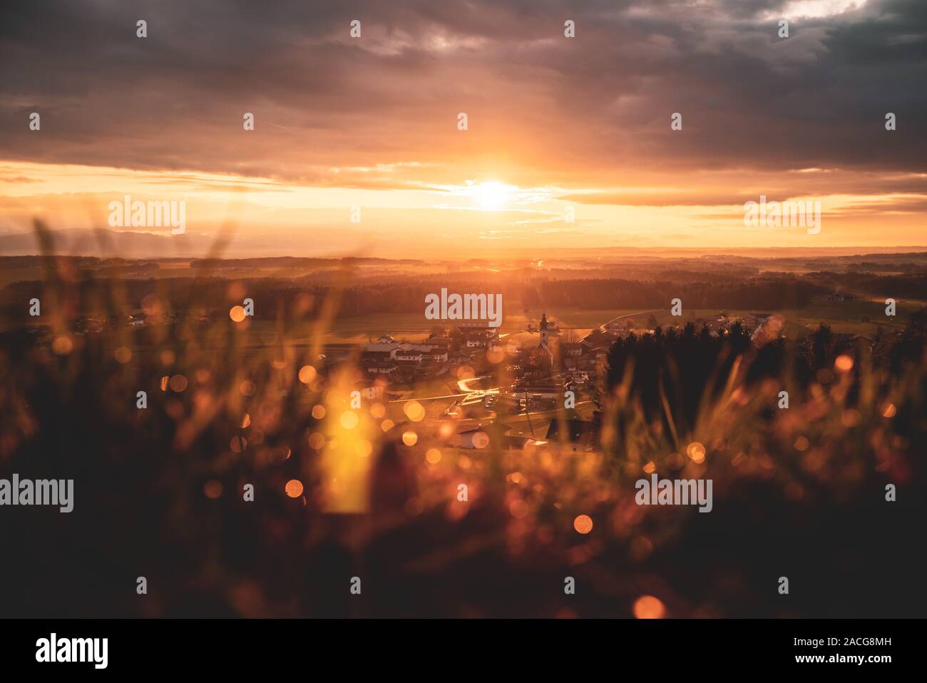 Espectacular atardecer en aldea rural escena en Alpes Austríacos, cerca de Salzburgo, Austria Foto de stock