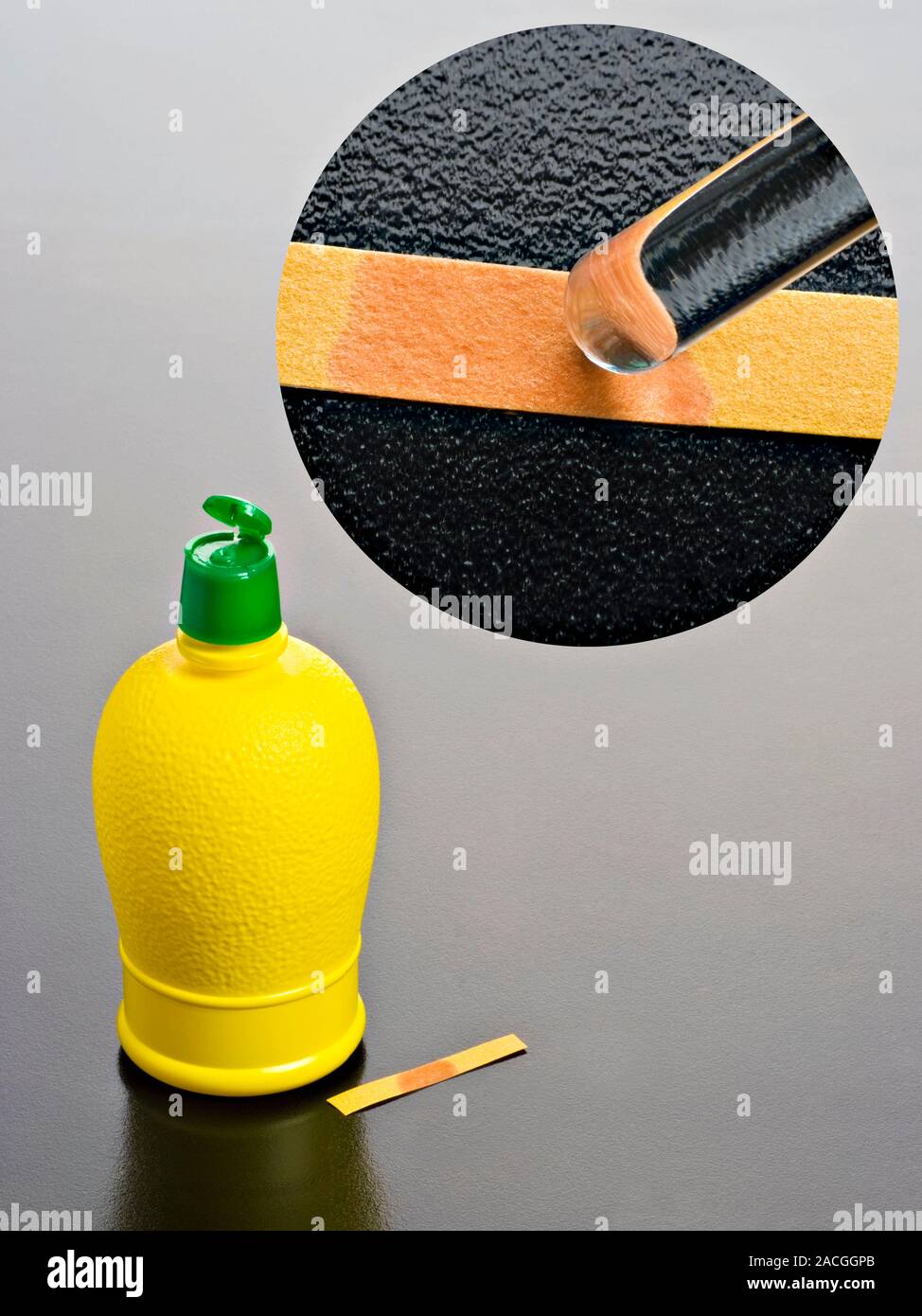 El pH del jugo de limón siendo probado utilizando papel indicador universal  (close-up en la parte superior derecha). Papel indicador universal se  utiliza para medir la fuerza de Fotografía de stock -
