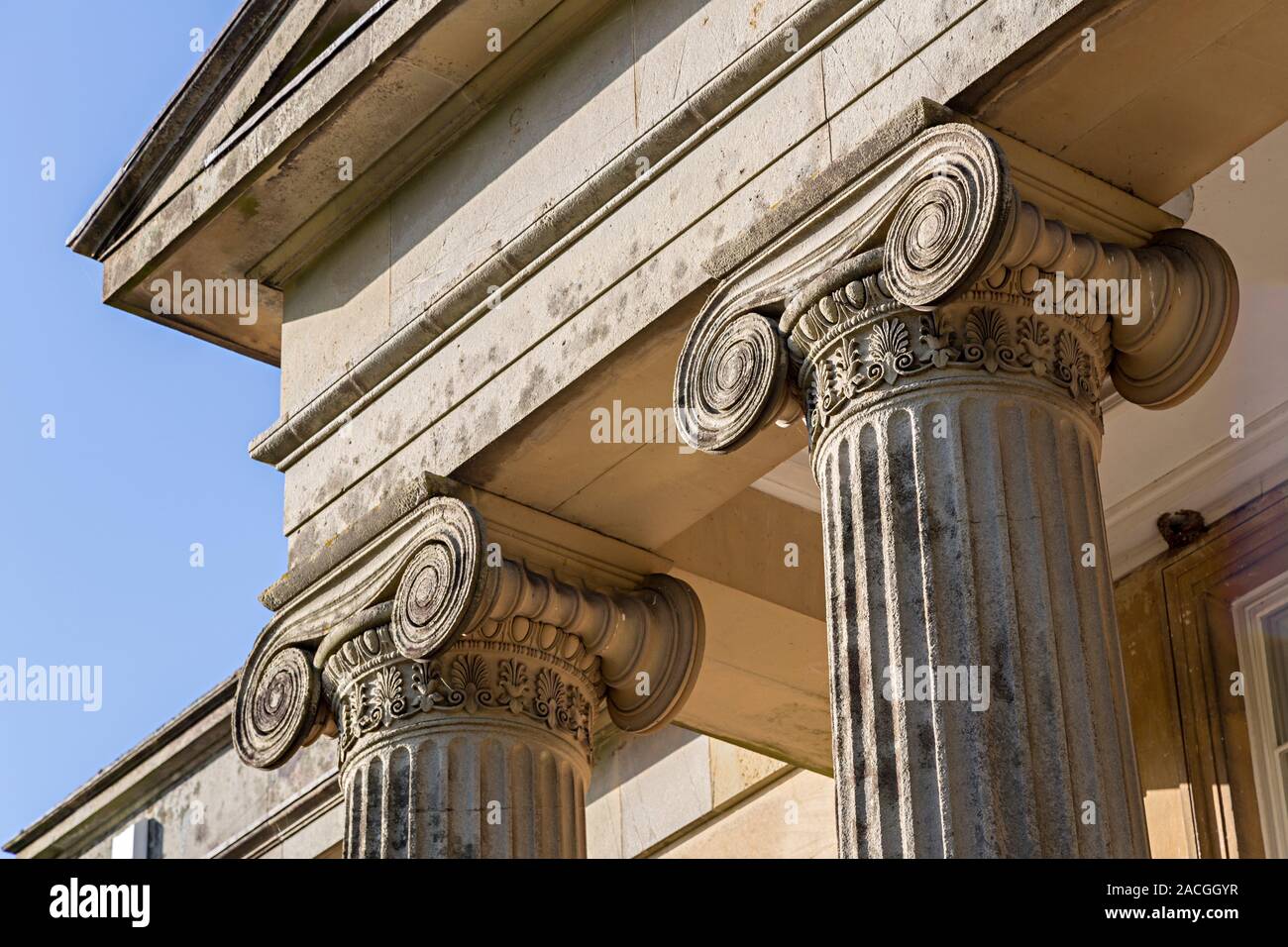 La parte superior de las columnas, Clytha House, arquitectura neo-clásica en estilo dórico Griego, Monmouthshire, Gales, Reino Unido Foto de stock