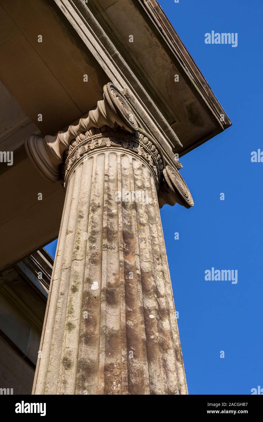 Columna de Clytha House, arquitectura neo-clásica en estilo dórico Griego, Monmouthshire, Gales, Reino Unido Foto de stock