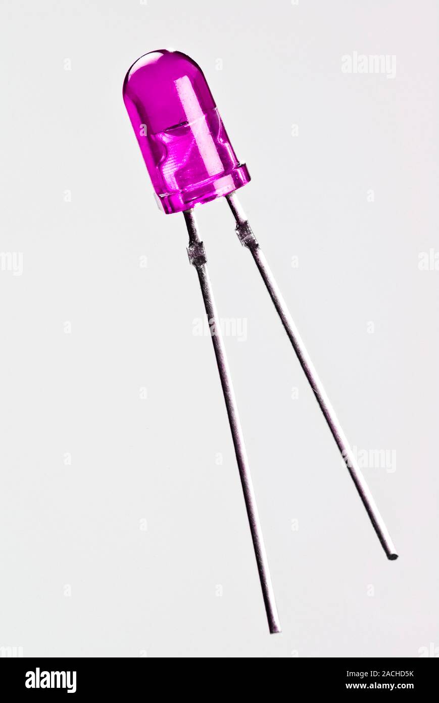 Diodo emisor de luz de color púrpura. Los diodos emisores de luz (LEDs)  están hechas de dos capas de película delgada de material semiconductor  impregnadas con impurezas que Fotografía de stock -