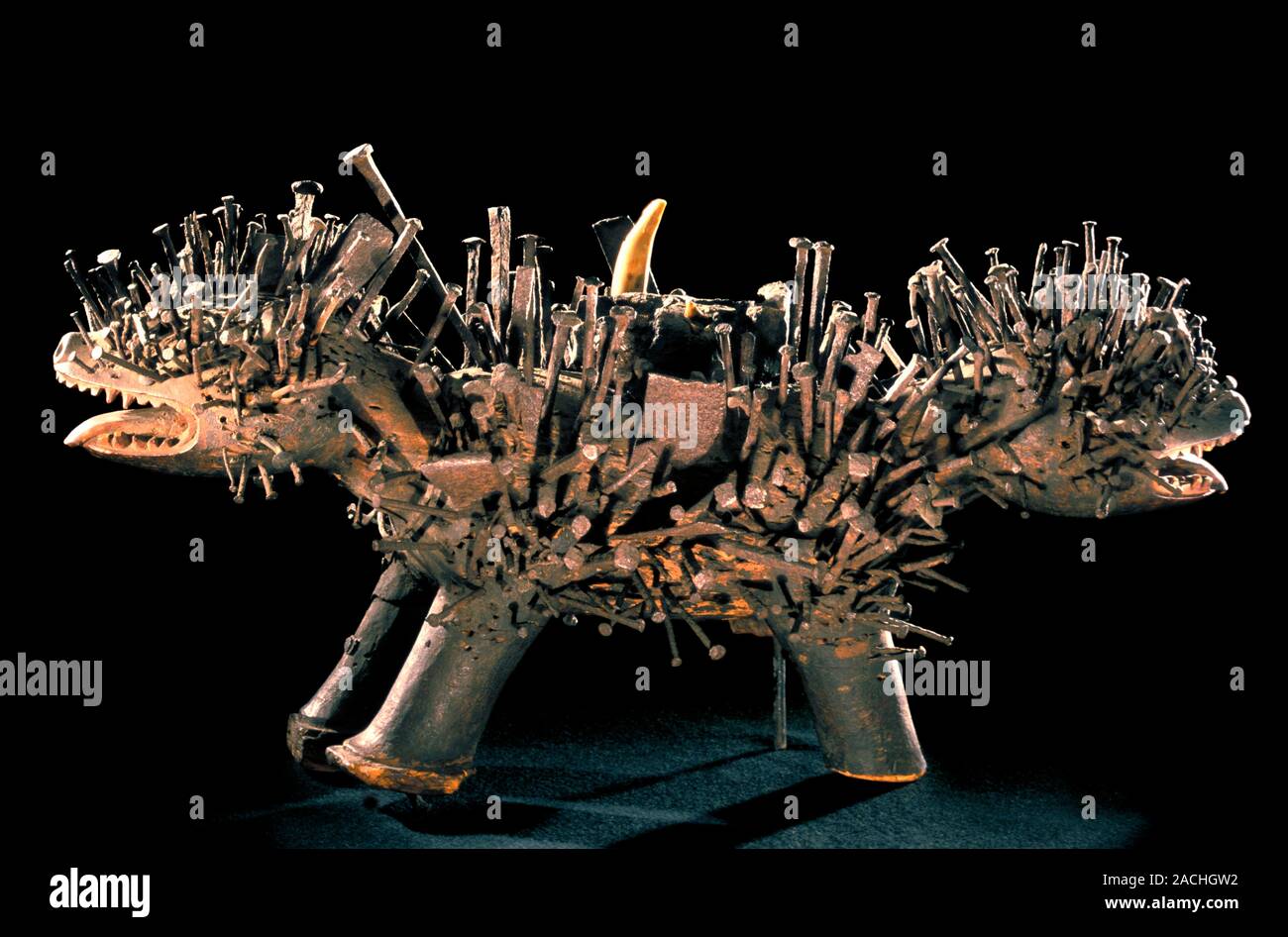 Figura ritual. Perro de dos cabezas de madera, conocido como kozo