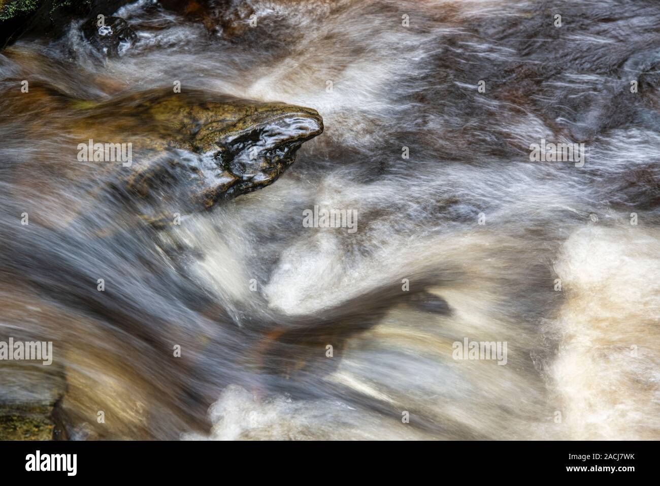 Flujo rápido del agua y rocas en la cascada en la quemadura Kennick, Dumfries y Galloway, Escocia Foto de stock