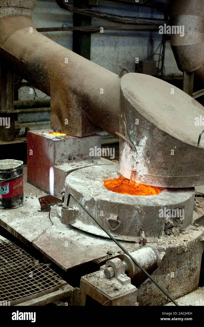 La extracción de plata. El horno se utiliza para calentar el mineral de  plata durante el proceso para extraer el metal Fotografía de stock - Alamy