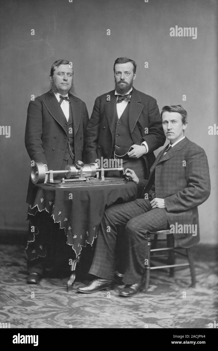 El fonógrafo de Edison, demostración de Mathew Brady para estudio  fotográfico, Washington, DC, Estados Unidos de América, el 18 de abril de  1878. Nosotros inventor Thomas Alva Edison (sentado Fotografía de stock -  Alamy