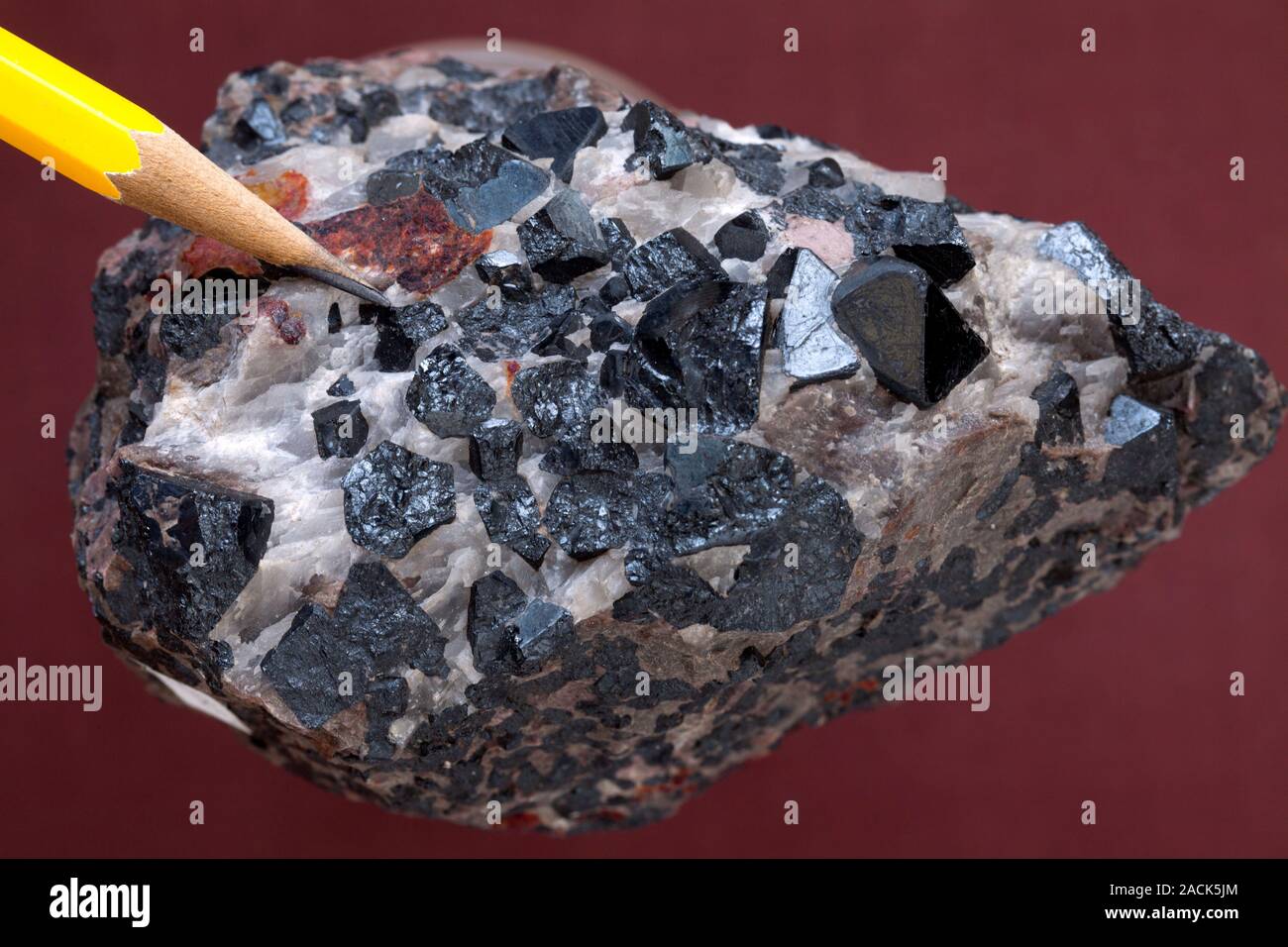 Franklinite, óxido de zinc, hierro y manganeso, fórmula química (Zn,Fe