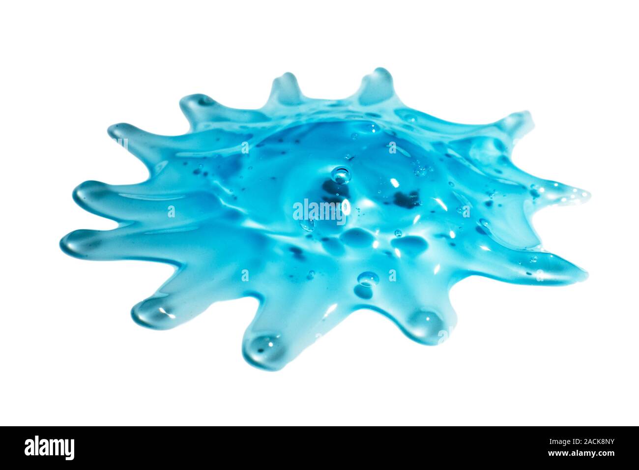 Acercamiento de gel moldeador de cabello azul sobre fondo blanco. Gel  aislado en blanco. Suero peludas gota de agua Fotografía de stock - Alamy