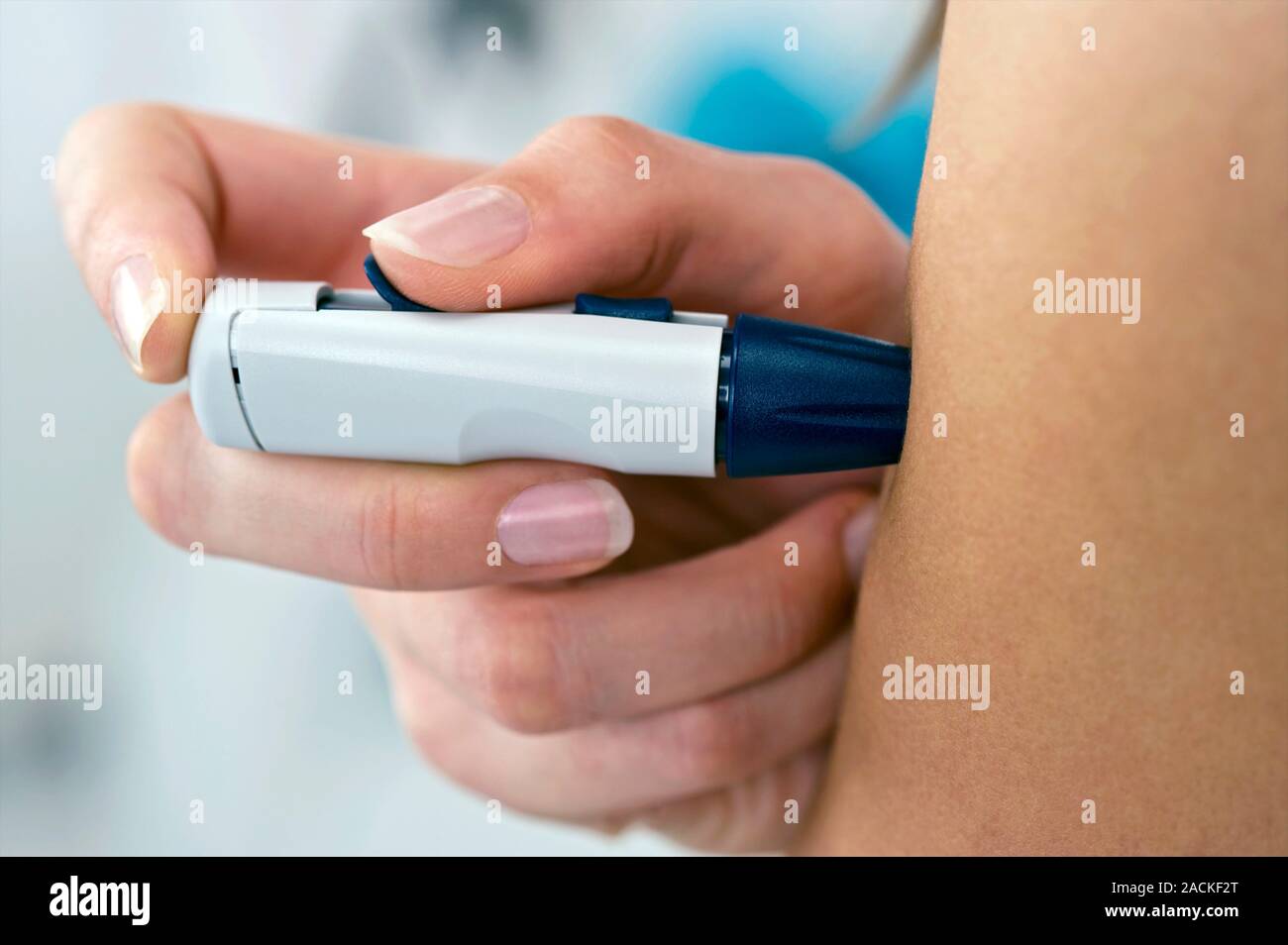 Medidor del nivel de glucosa en la sangre usada por los diabéticos para  medir el nivel de azúcar en la sangre Fotografía de stock - Alamy