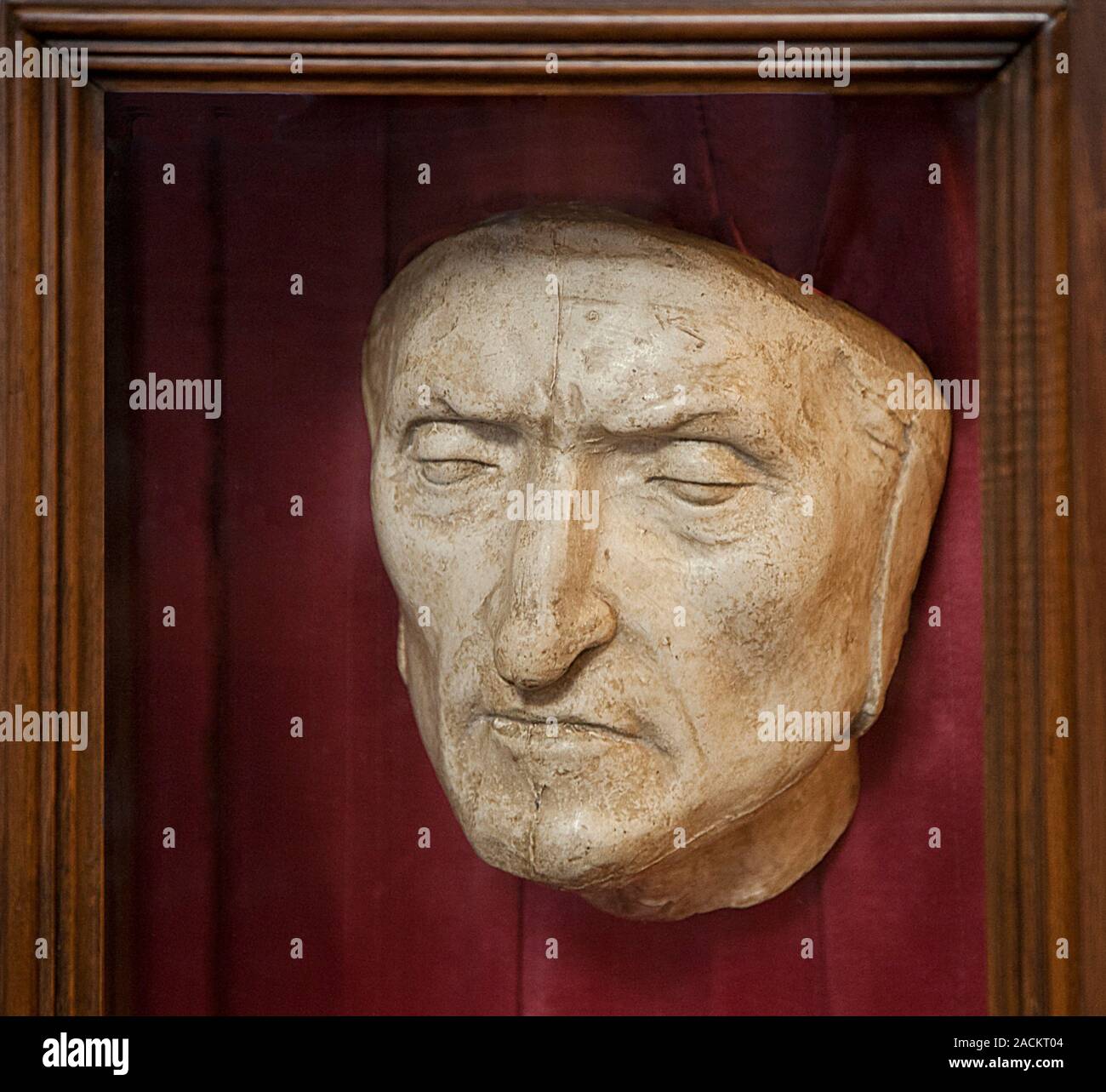 Máscara 'Death' de Dante Alighieri (1265-1321), poeta italiano y autor de la  comedia 'Divine', la mayor obra literaria de la lengua italiana. En fa  Fotografía de stock - Alamy