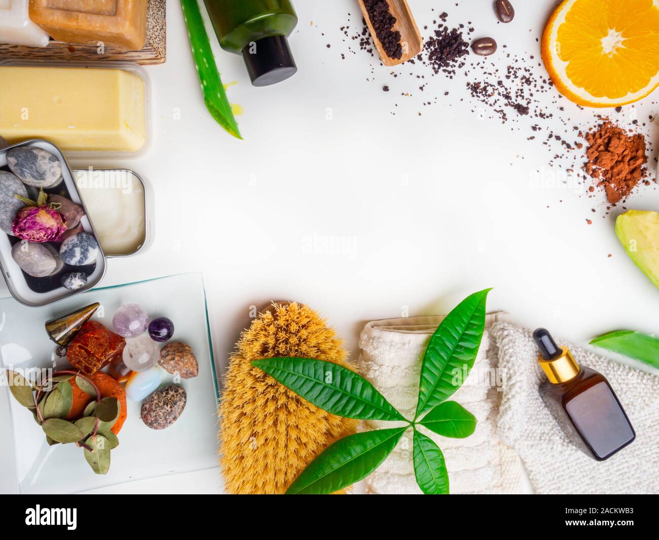 Belleza y Spa los productos orgánicos, ingredientes naturales, cosmética,  accesorios, suero, jabón, matorral, aceite, manteca de cacao, piedras para  masajes, naranja, aguacate Fotografía de stock - Alamy