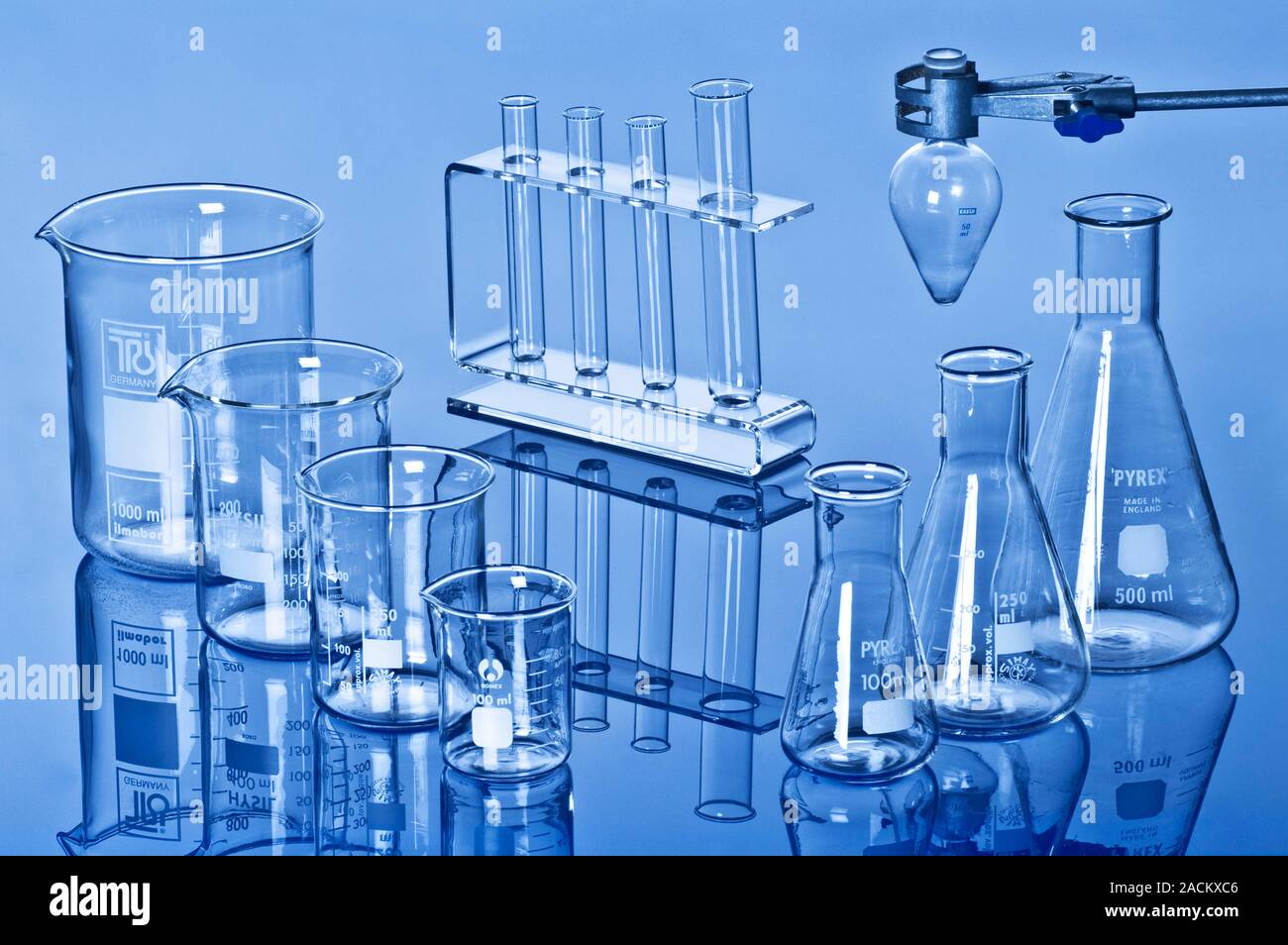 motor Maldición Geometría El material de vidrio de laboratorio. Matriz de material de vidrio de  laboratorio, incluyendo una con forma de pera recipiente de reacción  (abrazadera), pyrex tubos de ensayo, una gradilla para tubos de