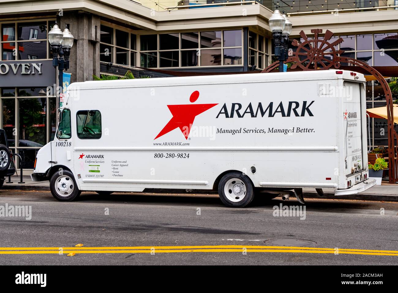 Agosto 29, 2019 / Sunnyvale CA / USA - Aramark vehículo haciendo entregas en South San Francisco Bay Area, ARAMARK Corporation es una comida americana serv Foto de stock