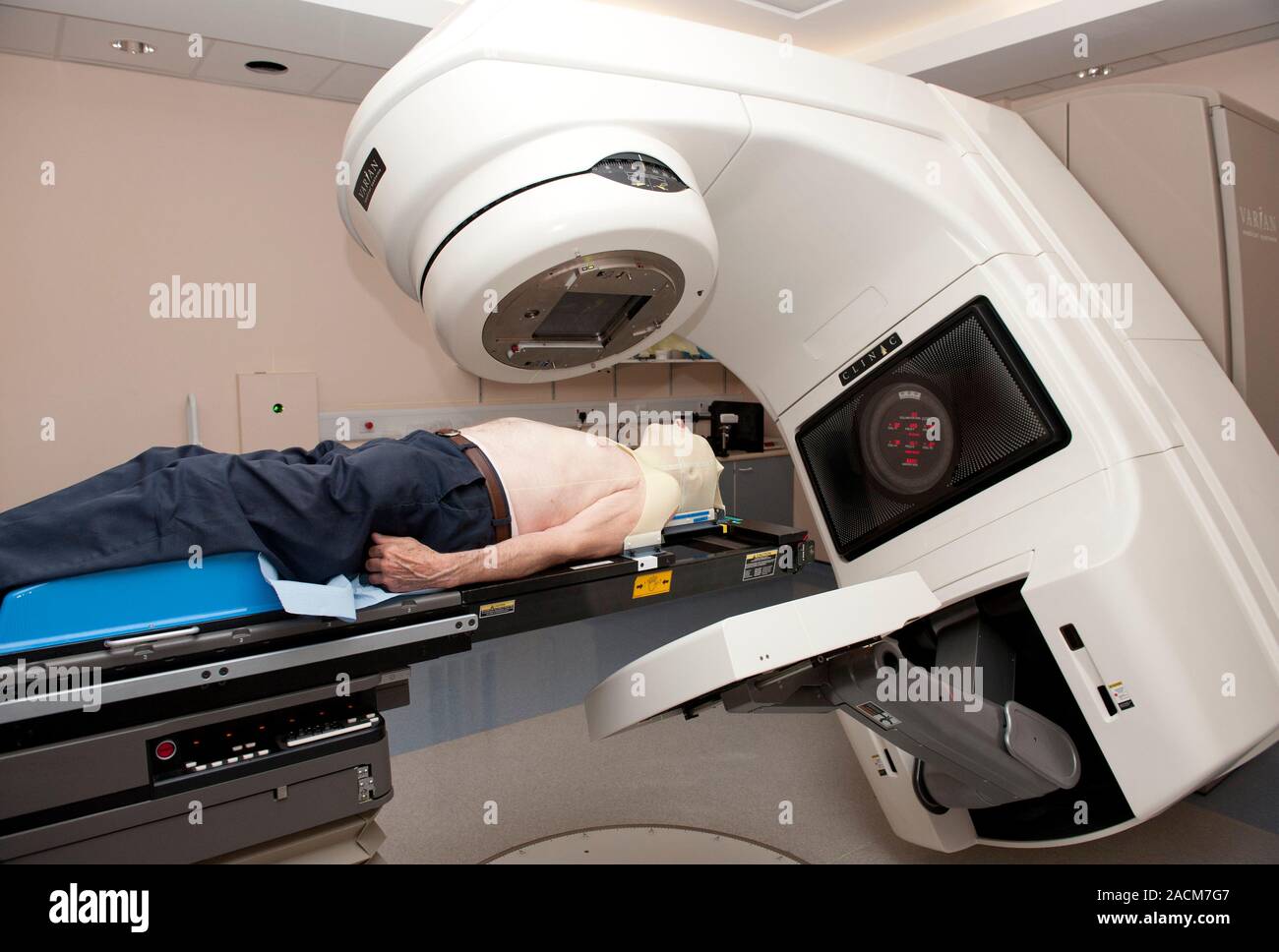 Máscara cubre la cabeza y el cuello de un paciente masculino de 80 años de edad sometidos a