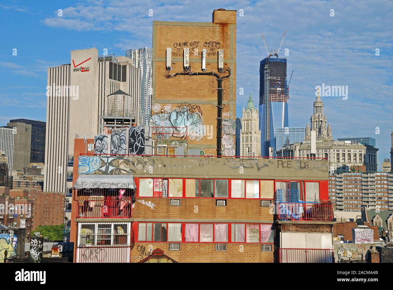 Vivienda social en Manhattan, en el fondo de la torre One World (en construcción), la ciudad de Nueva York, EE.UU. Foto de stock