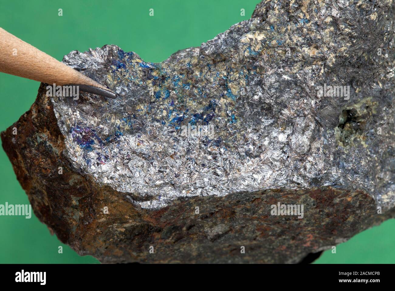 telescopio Perth Blackborough Estadísticas Cristales Lollingite (blanco plateado). Este es un mineral de arseniuro de  hierro (análisis términos por elementos finitos (FEA)2) que normalmente  también contiene importantes de cobalto, níquel, o sulfuro. Este Fotografía  de stock -