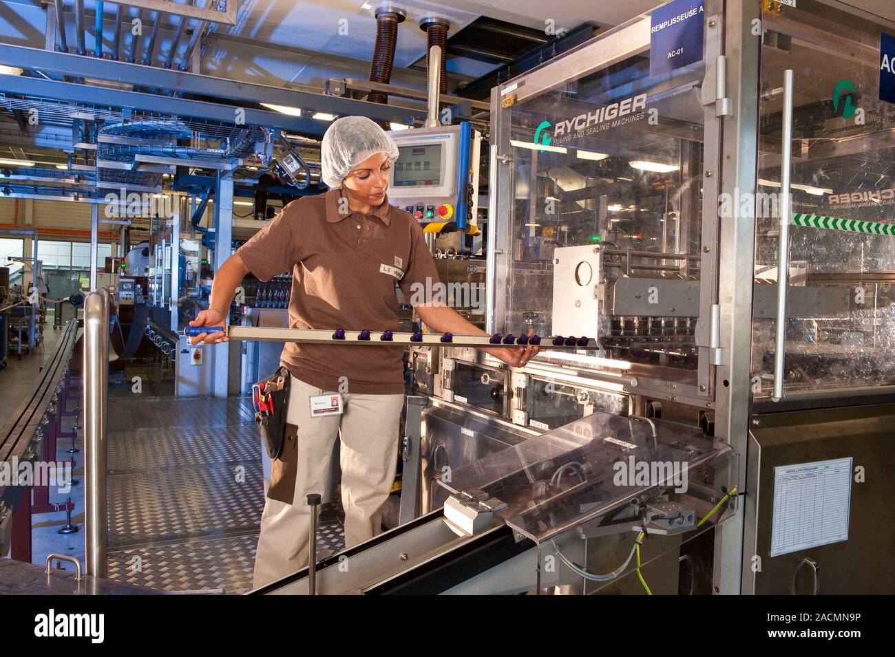 Fábrica de dosis de café. Dosis de café Nespresso manipulación obrero en  una fábrica. Las vainas son cápsulas llenas de café molido y se utilizan en  Nespre especializada Fotografía de stock -