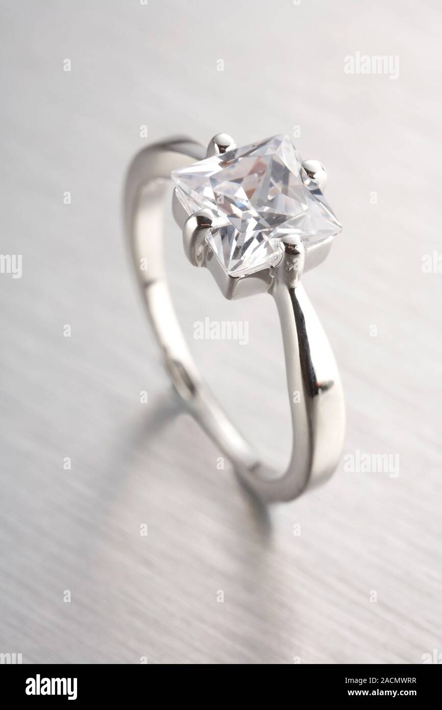 Zirconia anillo de plata y piedras preciosas. La piedra es una