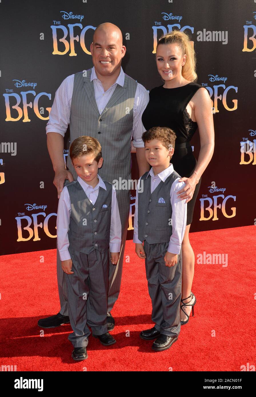 Los Angeles Ca Junio 21 2016 Tito Ortiz Y Esposa Kristin Ortiz Sons En Los Los Angeles Ca Junio 21 2016 Tito Ortiz Y Esposa Kristin Ortiz Sons En Los