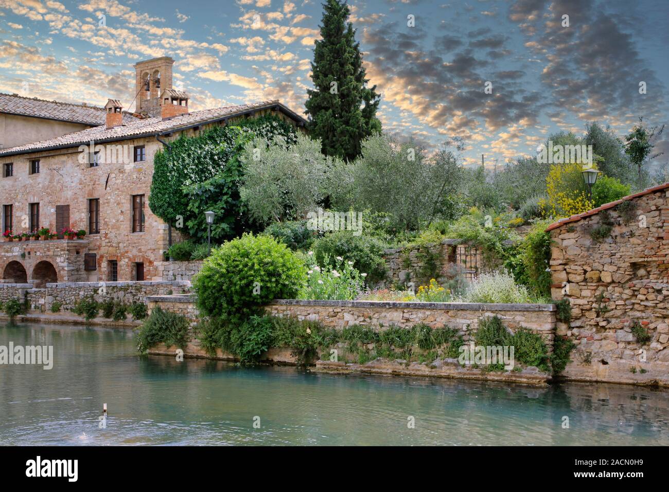 Piazza delle Sorgenti, piscina termal, en Bagno Vignoni, provincia de Siena, Toscana, Italia, Europa Foto de stock