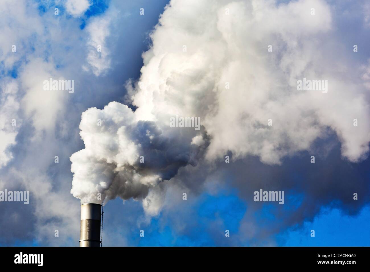 Fumar chimeneas de una fábrica Foto de stock