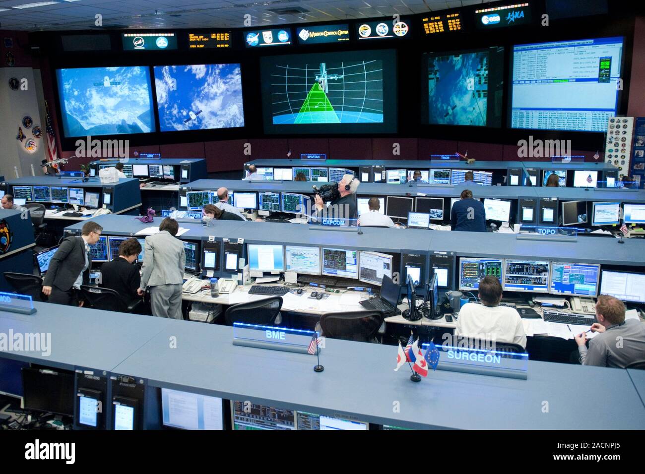 Cápsula SpaceX Dragon, control de misión. Vista de la sala de control de  vuelo de la estación espacial en el Centro de Control de Misión en el  Centro Espacial Johnson de la