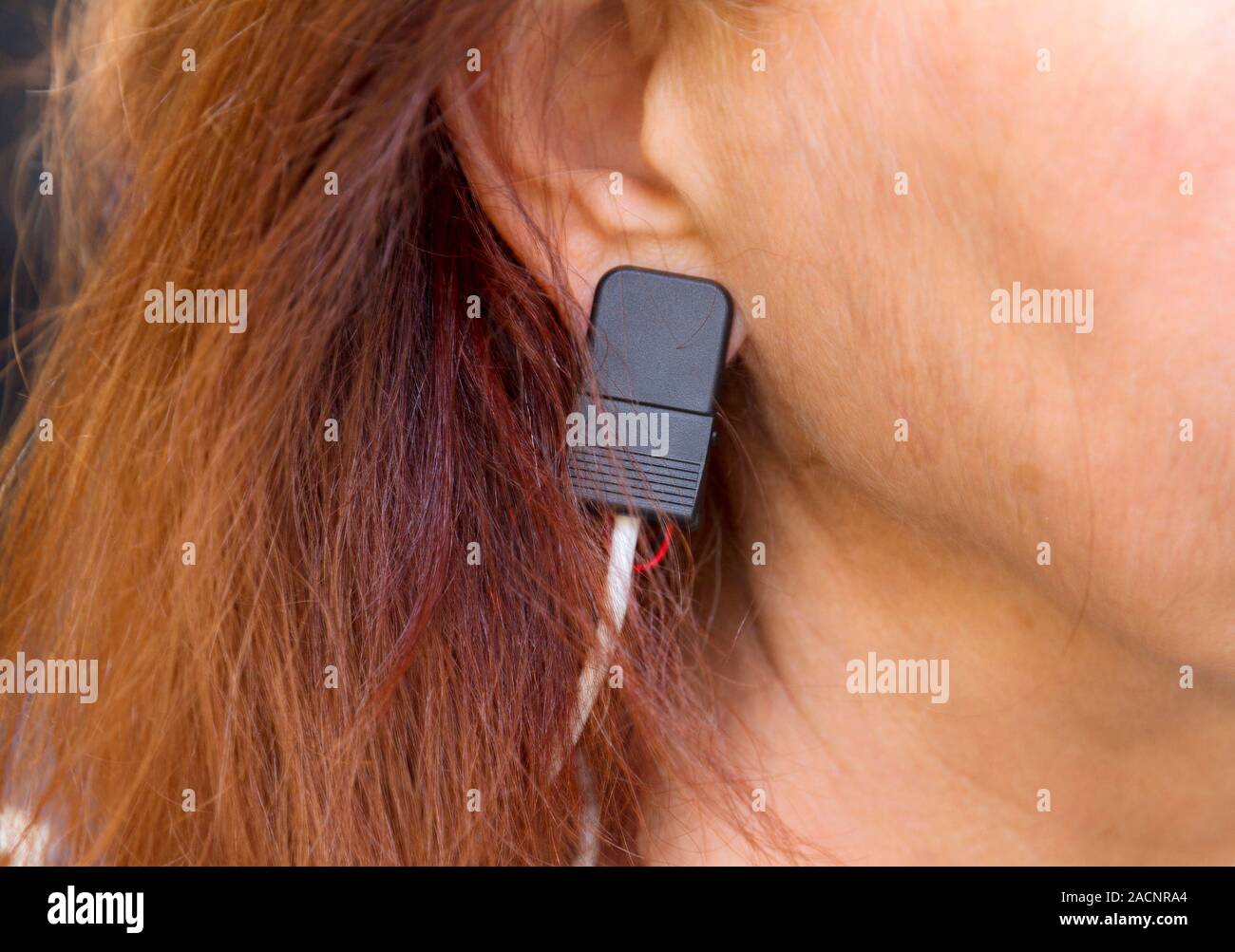 La investigación de la EPOC. Closeup de un clip de oreja dispositivo