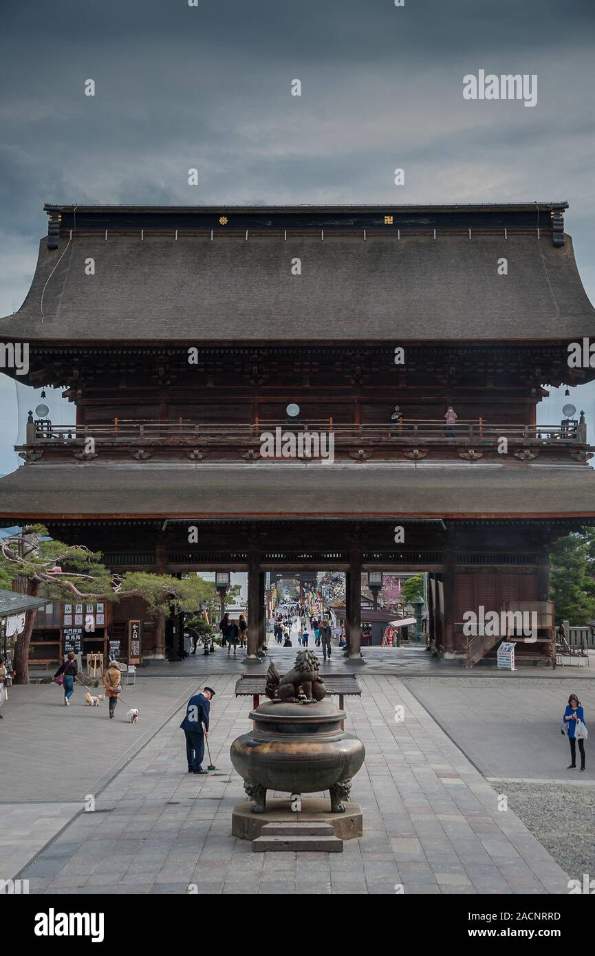 Nagano, Japón - Abril 2019: Vista de Zenkoji Sanmon Gate (puerta principal) desde el edificio del templo principal Foto de stock