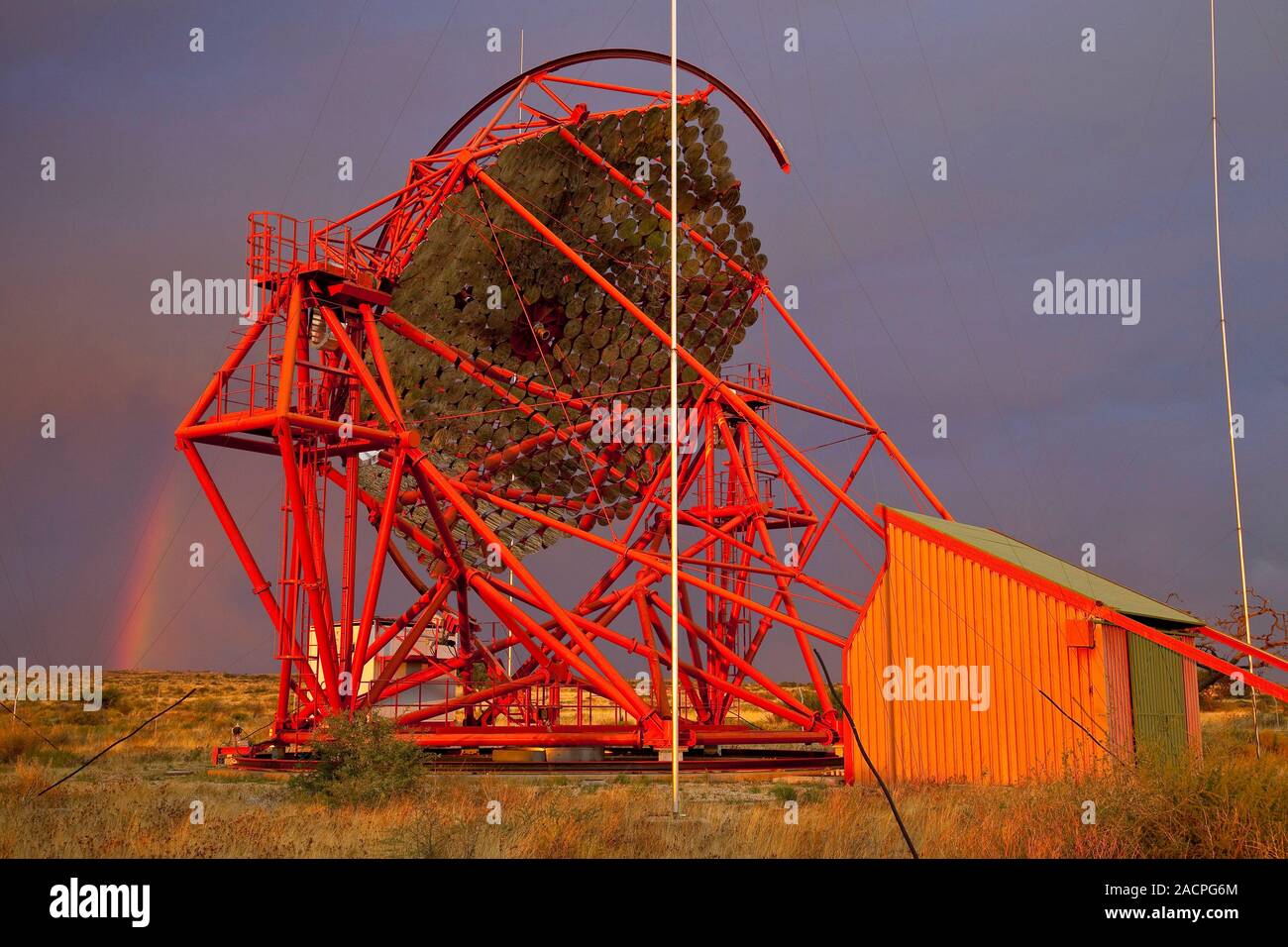 HESS telescopio de rayos gamma. Vista de uno de los telescopios en el HESS  (Sistema Estereoscópico de Alta Energía), matriz de la meseta Gamsberg,  Namibia. Este arr Fotografía de stock - Alamy
