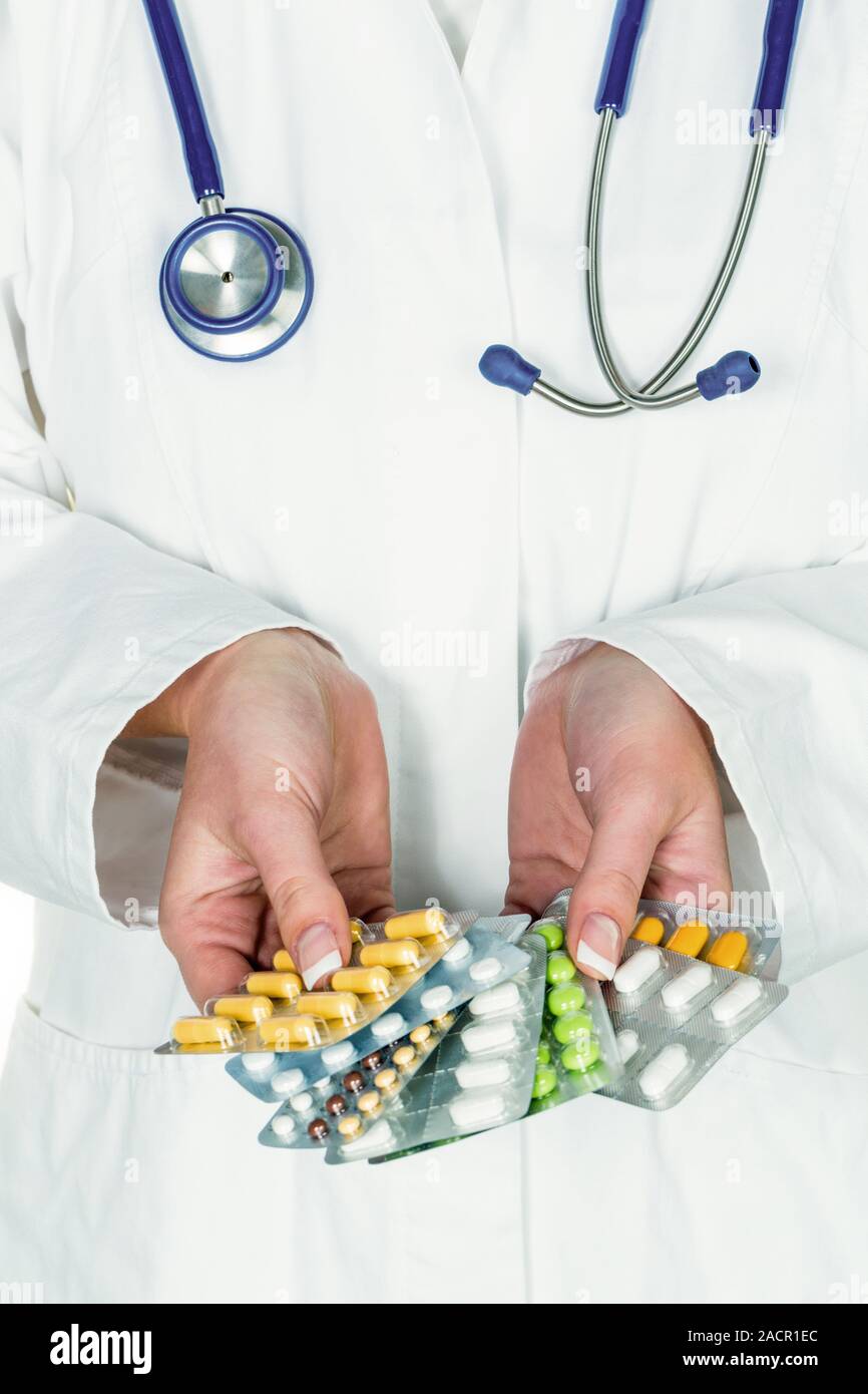 Medico prescribe fotografías e imágenes de alta resolución Alamy