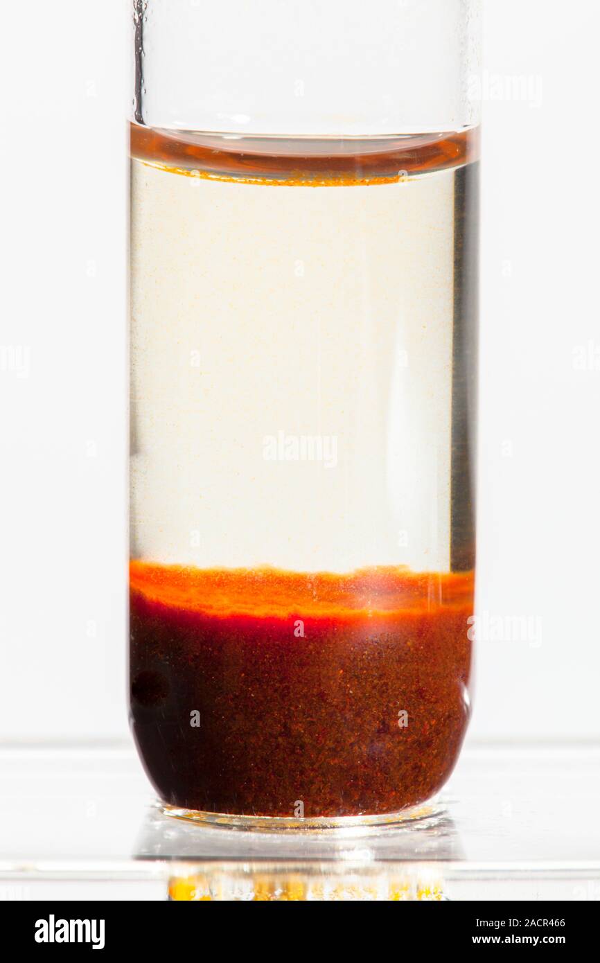 El cloruro férrico en solución de amoníaco. Close-up de un precipitado de  cloruro de hierro (III) en un tubo de ensayo de solución de amoníaco  Fotografía de stock - Alamy