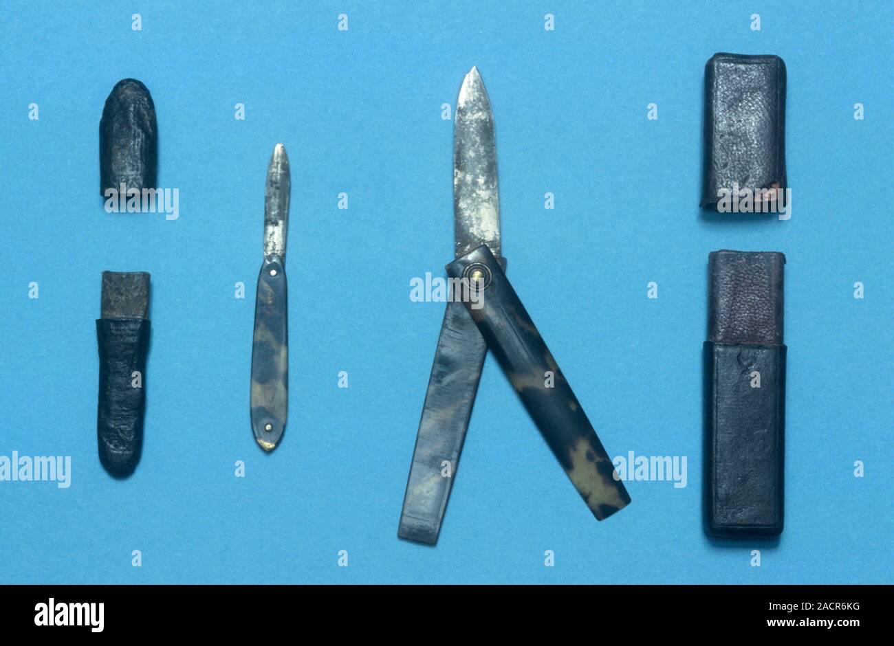 Dos lancetas con sus casos. Los pequeños lancet (izquierda) data de