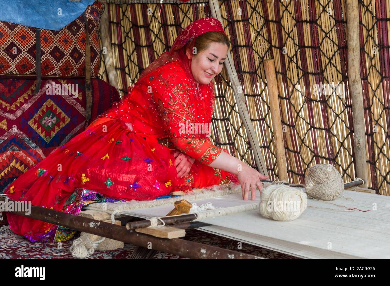 Mujer persa en vestimenta tradicional fotografías e imágenes de alta  resolución - Alamy