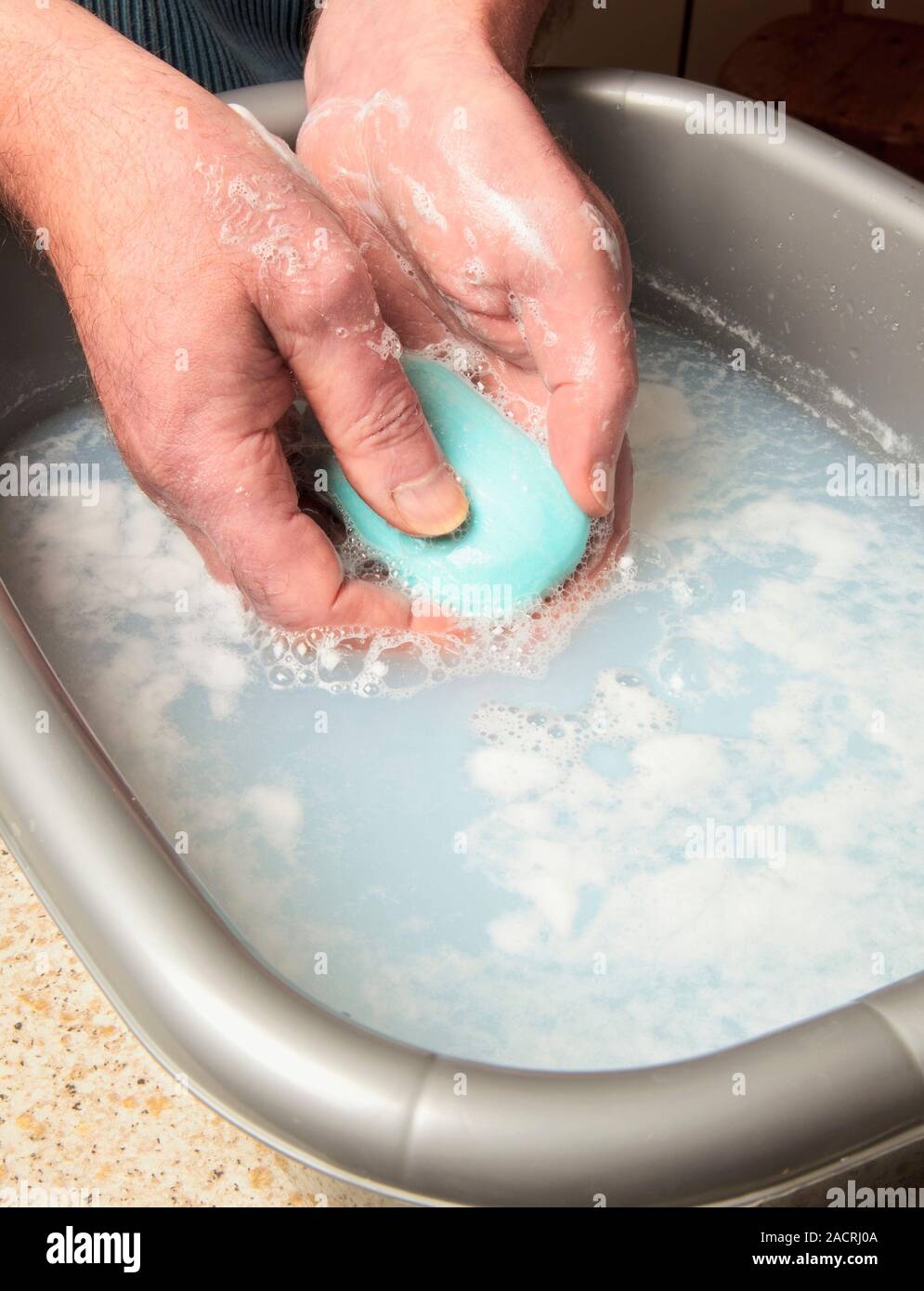 Указать на что влияет жесткая вода мыло. Растворить мыло в воде. Мыльная вода. Мыло в жесткой воде. Растворение мыла в воде.