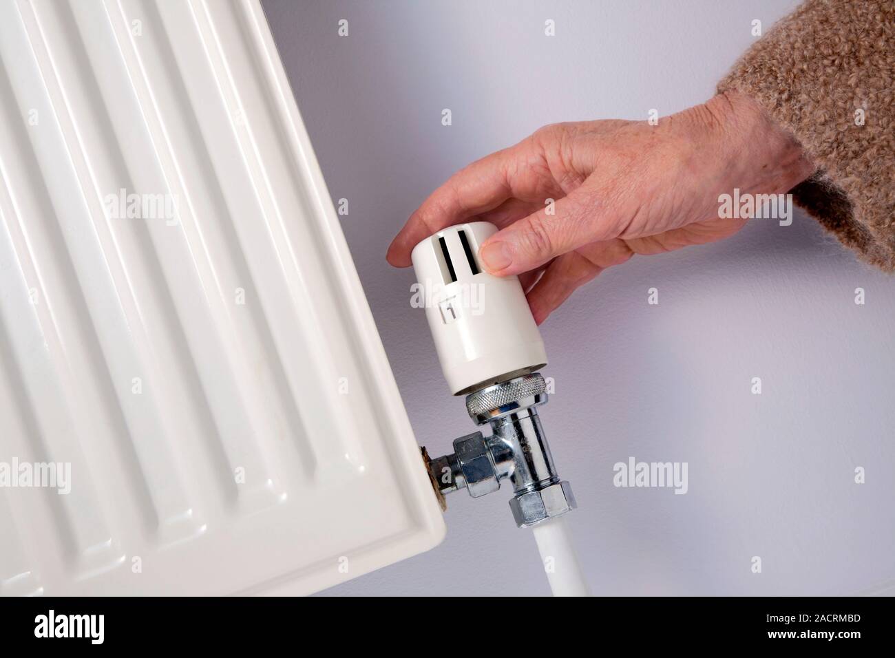 https://c8.alamy.com/compes/2acrmbd/ajuste-de-un-radiador-valvula-termostatica-trv-es-relativamente-sencillo-dispositivo-sin-calibrar-en-la-cual-el-flujo-de-agua-a-traves-de-un-radiador-varia-con-2acrmbd.jpg