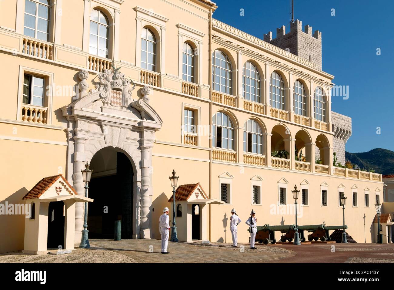 El cambio de guardia, el Palacio del Príncipe de Mónaco, Monaco-Ville, Montecarlo, Principado de Mónaco, Europa Foto de stock