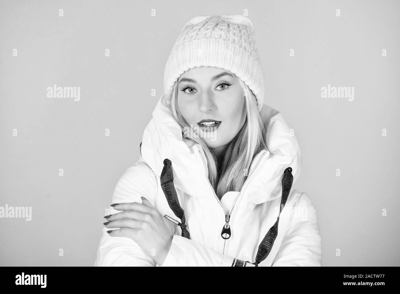 Joven perfeccionista. La gripe estacional y el frío.. la belleza de moda en ropa de invierno. temporada fría compras. felices vacaciones de invierno. Año Nuevo. chica en Beanie Hat. faux fur fashion. mujer en abrigo acolchado. Foto de stock