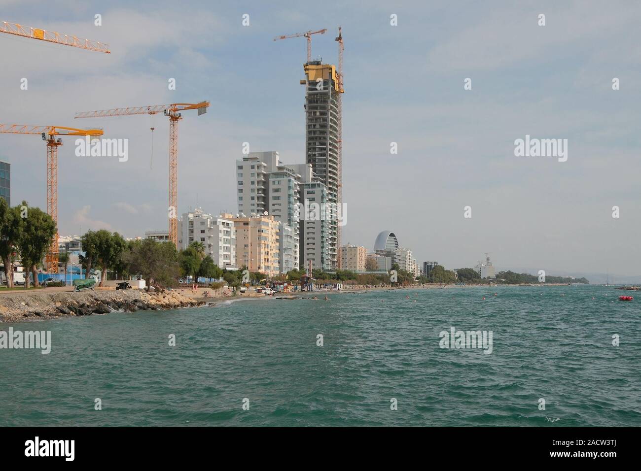 Construcción moderna en la costa del mar. En Limassol, Chipre Foto de stock
