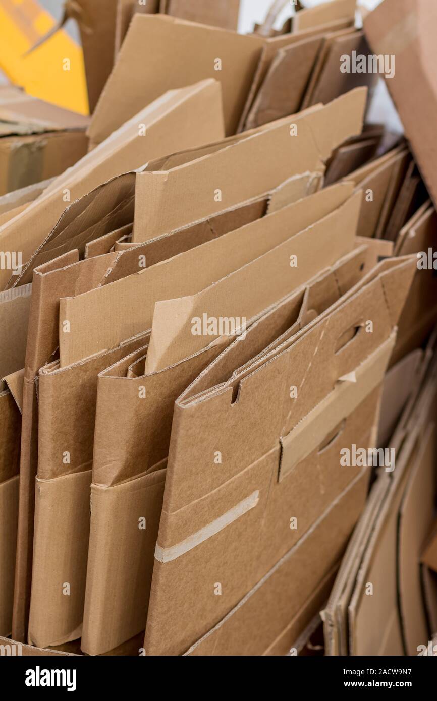 Cajas de cartón para la recogida de residuos de papel Fotografía de stock -  Alamy