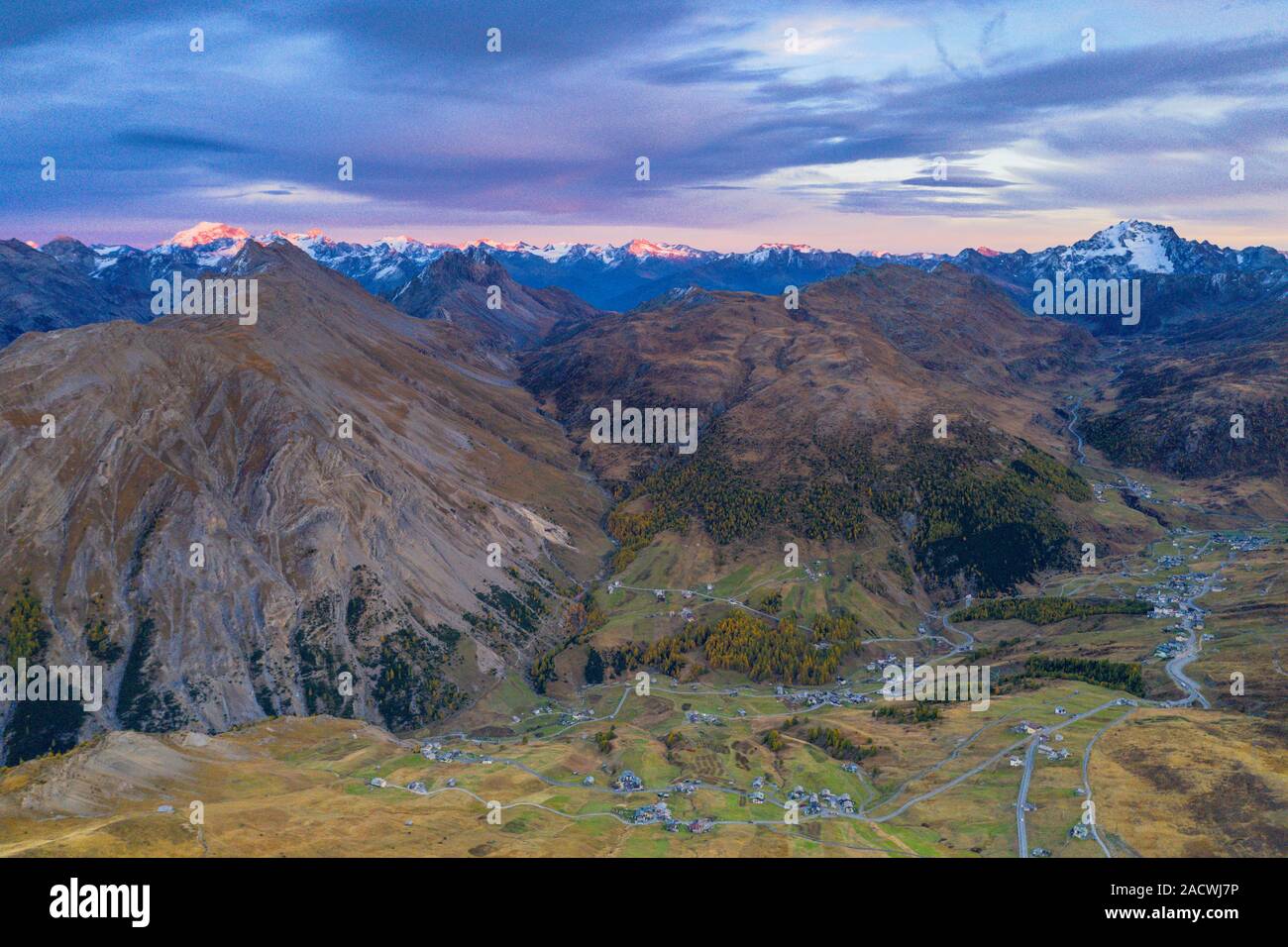 Valle y Alpisella Trepalle durante el amanecer otoñal, vista aérea, Livigno, provincia de Sondrio, Valtellina, Lombardía, Italia Foto de stock